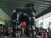 Аэропорт Барселоны (Эль Прат). Статуя бронзового коня стоимостью 1 млн. евро