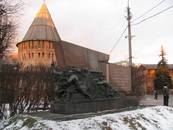 Стела, посвященная освобождению Смоленска в 1943 году. На заднем плане - башня Орел и закат.