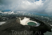 Озеро в кратере вулкана Мутновский, Камчатка, Россия
Камчатский полуостров имеет 160 вулканов, 30 из которых являются активными, которые были объявлены ...