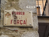 От площади Placa de la Catedlral строго на юг тянется главная улица старой Жироны Carrer de la Forca (улица сильных), часть древней римской дороги Виа ...
