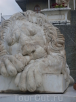 первый(спящий) левушка у одного из входов в воронцовский дворец