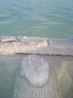 Мёртвое море знает много необычных сказок, в нём можно встретить фигуры, напоминающие атрибутику ледовых покоев русского Деда Мороза.