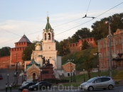Нижегородский кремль, церковь Рождества Иоанна Предтечи и памятник Минину и Пожарскому.