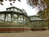Хрустальный дворец, наряду с искусственным озером, был построен в 1887 г.  для организации выставки, где экспонировались коллекции цветов, привезенных ...