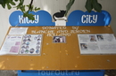 На улицах Паномро есть такие кошачьи скамейки с едой и объявлением, на которых написано, где желающие могут накормить кошек или по определенному адресу ...