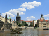 Мы проплываем под Карловым мостом и плывем вниз, по течению реки. Продолжительность прогулки 50 минут, стоимость около 300 крон. Мы проплываем под Карловым мостом и плывем вниз, по течению реки. Продолжительность прогулки 50 минут, стоимость около 300 крон.