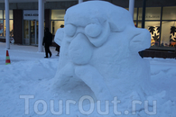 снежные скульптуры на одной из центральных улиц Кеми