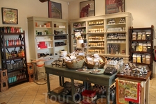 Магазинчик. Помимо масла здесь можно прикупить и вино, и сладости, и другие провансальские сувениры.