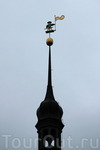 Шпиль башни Ратуши на протяжении свыше 400 лет венчает фигурка легендарного защитника города Старого Тоомаса