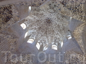 Причудливая мозаика потолков в дворцах Альгамбры в Гранаде.