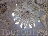 Причудливая мозаика потолков в дворцах Альгамбры в Гранаде.