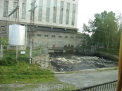 ГЭС, возле которой остановился наш автобус. Статья про Залавругу находится по адресу: http://tourism.karelia.ru/petroglify_oldzalavruga.html