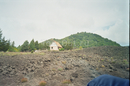 вулкан Этна, уцелевший домик, рядом прошла лава.