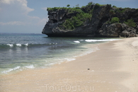 В принципе на Бали мы не видели много хороших пляжей - все больше мест для катания на серфах, зато это - просто сказочное. Да еще были одни на всю бухту ...