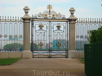 За время реконструкции,  которая началась в 2009 году, из сада исчезли больные деревья, были высажены липы и кустарники, воссоздан облик центральных парадных ...