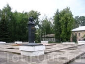 Памятник летчику-космонавту А.Беляеву