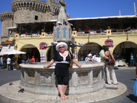 У фонтана на площади Иппократус