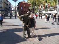 Как с таким дворником не сфотографироваться? Как с таким дворником не сфотографироваться?