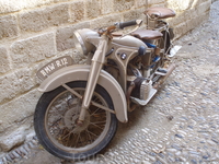 вот такие раритеты стоят на узких улочках старого города Родос вот такие раритеты стоят на узких улочках старого города Родос