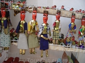 деревянные фигурки в национальных костюмах