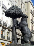 Мы тоже, как порядочные туристы, пришли к мишке. Вот такой вот он - символ Мадрида. Существуют разные версии относительно того, почему на гербе Мадрида появились медведь и земляничное дерево. Кто-то, 