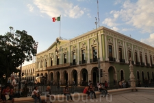 Дворец правительства, здание постройки XIX в. в котором заседают власти штата Юкатан