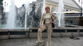 У фонтана в Александровском саду.