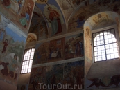 Троицкий собор. Здесь сохранилась настенная роспись XVII века.