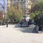 Этот памятник известному политическому деятелю Имре Надь пользуется популярностью у туристов))