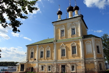 Церковь Флоры и Лавра на набережной Волги.