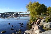 На заднем плане мост Вестерброн - самый длинный мост в Швеции. Длина моста более 600 метров