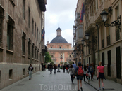 Хотя в конце улицы уже просматривалась  Basílica de la Virgen на одной из главных площадей, мы все же повернули налево, на площадь Plaza del Manises, где ...