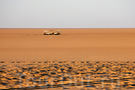 Автобус завяз в песках пустыни, все кто был в этом автобусе, пропали без вести... Так пугают туристов, а на самом деле это декорации к какому-то фильм