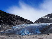 Площадь ледника Нигардсбреен 487 кв.км, а толщина ледяной массы достигает 600 м