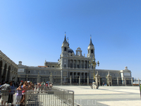 Вид на собор Альмудены со стороны Plaza de la Armería перед Королевским дворцом. Здесь уже начал собираться народ в ожидании ритуала смены королевской ...