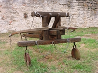 Во дворе крепости размещено несколько старинных осадных орудий. Это аркбаллиста (или токабаллиста, оксибел) - большой станковый арбалет на колесном лафете ...