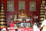 Статуи будд снимать категорически запрещено именно в этом ламаистском храме, но я все же исхитрилась снять Смеющегося Будду.