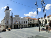Plaza Mayor - тоже  далеко не Саламанка. Все просто, без излишних затей. На площади традиционно расположилось здание мэрии.