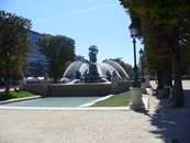 Один из многих парижских фонтанов