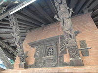 храм Шивы
Храмы натыканы безо всякого порядка, и примыкают один к другому. Сам стиль пагод появился в Непале и оттуда проник в Китай. Помещение храма обычно небольшое, некоторые храмы просматриваются