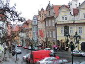 Поднимаемся вверх по улице Нерудовой, где каждый дом имеет свою историю. Одна из красивейших пражских улиц носит имя чешского поэта и журналиста Яны Неруды ...