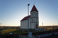 Типичный пейзаж Исландии.Одинокие церкви.Но дорога ведущая к храму отличного качества....