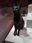 В цокольном этаже под стеклянными колпаками скульптуры-кошка,не помню,что означает.