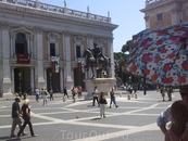 За конной скульптурой слева Палаццо деи Консерватории