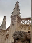 Над тимпаном - резные башенки и горгульи. Какой правильный готический собор :)
