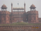 Красный Форт в Дели построен императором Шахом Яханом в 1639 году