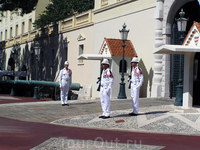 Перед главным входом в княжеский дворец в 11.55 - смена караула. Карабинеры, французы по гражданству, в монакской военной форме (черной - зимой, белой ...