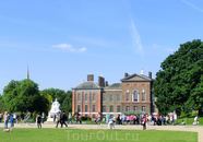 Кенсингтонский дворец - самая маленькая из резиденций королевской семьи в Лондоне. Он был построен в XVII веке и, естественно, много раз перестраивался ...