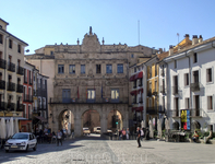 Выйдя из собора мы оказываемся на La Plaza Mayor, центральное место и резной фасад, как обычно принадлежит городской мэрии (ayutamiento). Здание было построено в 1762 году и реконструировано в XX веке