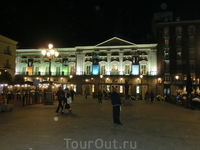 С другой стороны площади - Teatro Español, существующий с XVII века и до сих пор дающий спектакли.